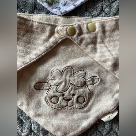 Baby Linen Lot; 4 Bibs, Hooded Towel, 3 Pack and play Sheets, 4 Burp Cloths - Picture 12 of 14